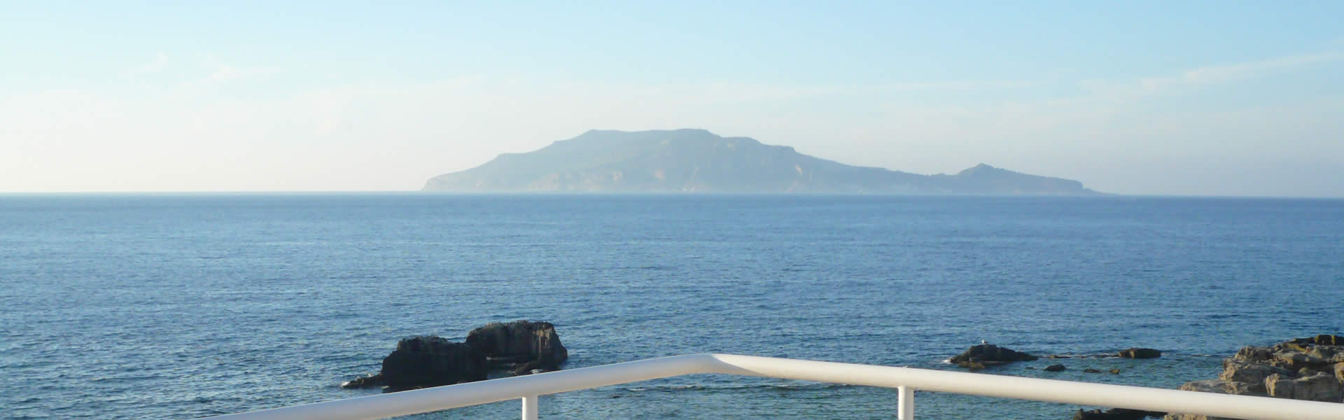 Deliziose camere con vista sul mare di Favignana da ammirare dalla finestra, ideale per una vacanza serena in un oasi di quiete tra cielo e mare.