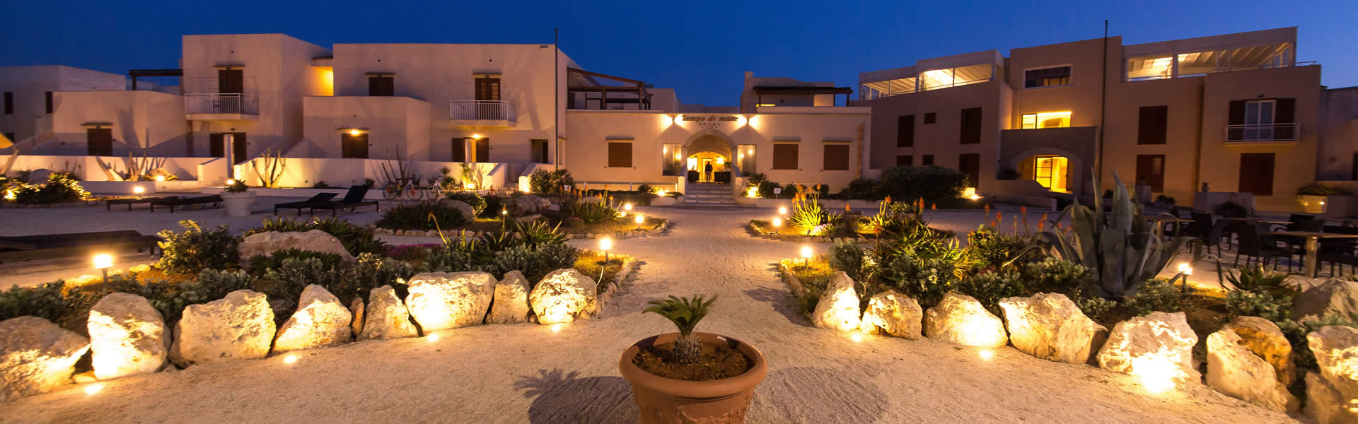 L'Hotel Tempo di Mare è ubicato sul litorale dell’isola a circa 5  minuti a piedi dal centro del paese, in una posizione strategica dalla quale è possibile perdere lo sguardo tra le mille sfumature di blu chi il mare regala .