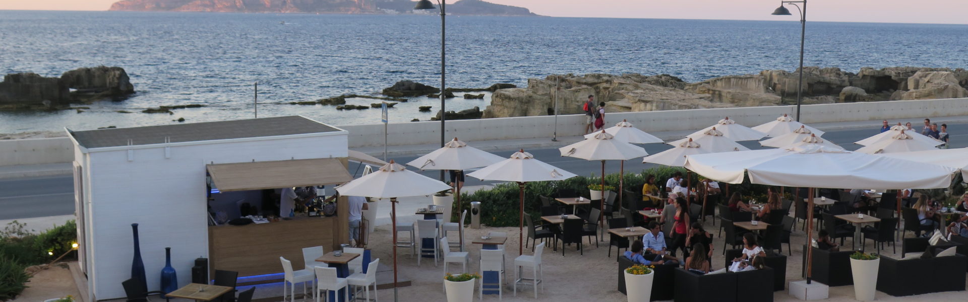 Il Corallo Cafè da un dolce Buongiorno ai suoi ospiti accogliendoLi al risveglio nell'incantevole chiosco vista mare. Qui troverete una ricca varietà di dolcezze e coccole che accompagnerà le vostre prime ore della giornata.